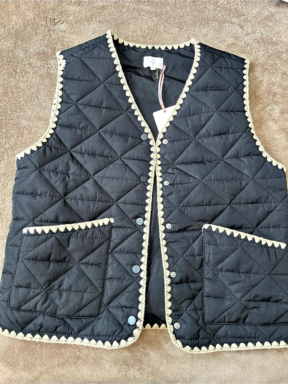 entro Scalloped Trim Quilted Vest Quilted Trim Vest in Black Size Medium NWT